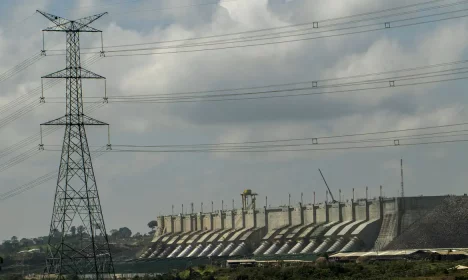 Altamira (PA), 08/01/2025 - No dia 5 de maio de 2016, foi inaugurada a Usina Hidrelétrica (UHE) Belo Monte. Localizada no Rio Xingu, no Pará, sua capacidade instalada é de 11.233,1 MW, sendo reconhecida como a maior hidrelétrica 100% brasileira.
O empreendimento utiliza, em seu reservatório principal, uma tecnologia preservacionista conhecida como fio d’água, o monitoramento das estruturas, previsto no Plano, é um dos mais bem equipados do país. Dispondo de 1.976 instrumentos, de 12 diferentes tipos, realiza-se uma avaliação periódica ao desempenho das estruturas de concreto dos 28 diques que conformam o Reservatório Intermediário e das barragens de Pimental e Belo Monte.
Foto: Joédson Alves/Agência Brasil