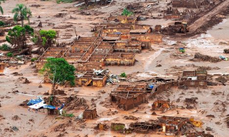 Rompimento de barragem no distrito de Bento Rodrigues, zona rural de Mariana, em Minas Gerais