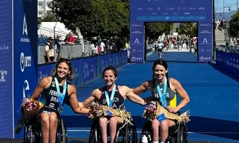 Jéssica Messali (à esquerda na foto) é vice-campeã no Mundial de Triatlo Paralímpico 2024, na classe classe PTWC (cadeirantes), em 18/10/2024