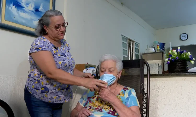 O trabalho invisível das mulheres é tema do Caminhos da Reportagem - Joana D'arc cuida diariamente dos pais idosos. Foto: Frame/TV Brasil