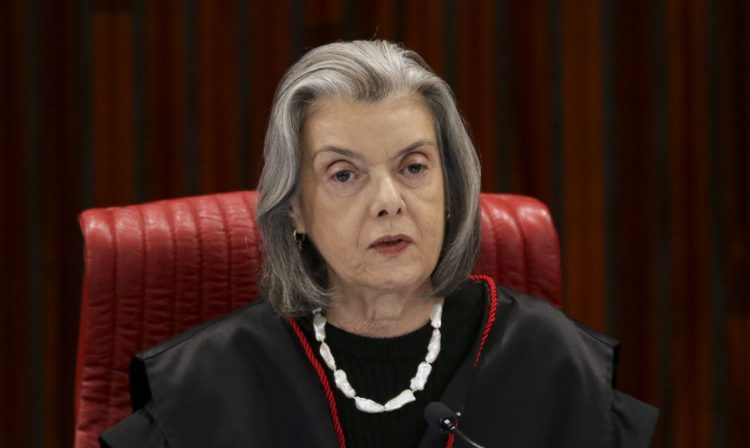 Brasília (DF), 30/06/2023 - A ministra Cármen Lúcia durante sessão que retoma o julgamento da ação (Aije nº 0600814-85) que pede a inelegibilidade de Jair Bolsonaro e de Walter Braga Netto, candidatos à Presidência da República nas Eleições 2022. Foto: Marcelo Camargo/Agência Brasil