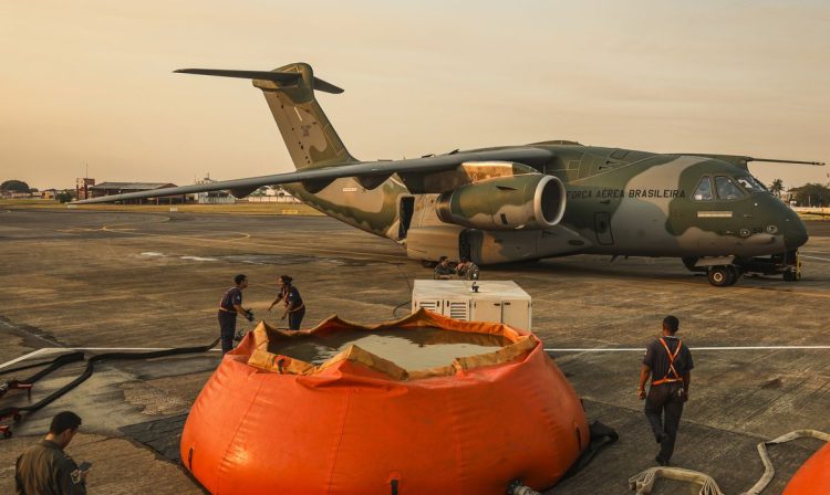 Corumbá (MS), 01/07/2024 - A aeronave KC-390 Millennium é abaestecida com 12 mil litros de água para combater os incêndios no Pantanal. Foto: Marcelo Camargo/Agência Brasil