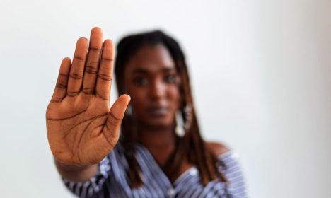 Violência contra a mulher, criança e adolescente. Violência doméstica. Foto: Freepick