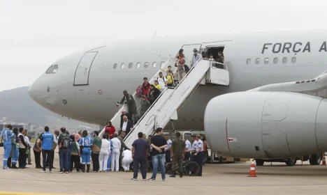 Guarulhos (SP) 19/10/2024  Brasileiros que estavam no Líbano, desembarcam do avião KC-30 da FAB,na Base Aérea de São Paulo  na Operação “Raizes do Cedro” em Guarulhos. Foto Paulo Pinto/Agencia Brasil