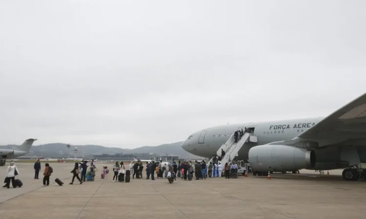 Guarulhos (SP) 19/10/2024  Brasileiros que estavam no Líbano, desembarcam do avião KC-30 da FAB,na Base Aérea de São Paulo  na Operação “Raizes do Cedro” em Guarulhos. Foto Paulo Pinto/Agencia Brasil