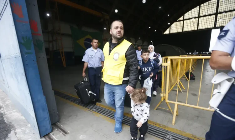 Guarulhos (SP) 19/10/2024  Brasileiros que estavam no Líbano, desembarcam do avião KC-30 da FAB,na Base Aérea de São Paulo  na Operação “Raizes do Cedro” em Guarulhos. Ahmad com a filha Farah e familia.Foto Paulo Pinto/Agencia Brasil