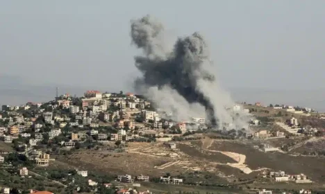 Ondas de fumaça saem do local de um ataque aéreo israelense na vila de Khiam, no sul do Líbano, perto da fronteira / Foto: Rabih DAHER / AFP