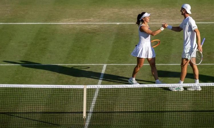 Luisa Stefani avança à final das duplas mistas no Torneio de Wimbledon, jogando ao lado do britânico Joe Salisbury - em 08/07/2025
