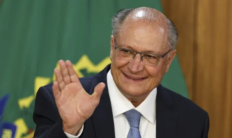 Brasília (DF), 17/09/2024 - O vice-presidente, Geraldo Alckmin, participa da assinatura de convênio entre o Sebrae e a Agência Brasileira de Promoção de Exportações e Investimentos (ApexBrasil), no Palácio do Planalto. Foto: Marcelo Camargo/Agência Brasil