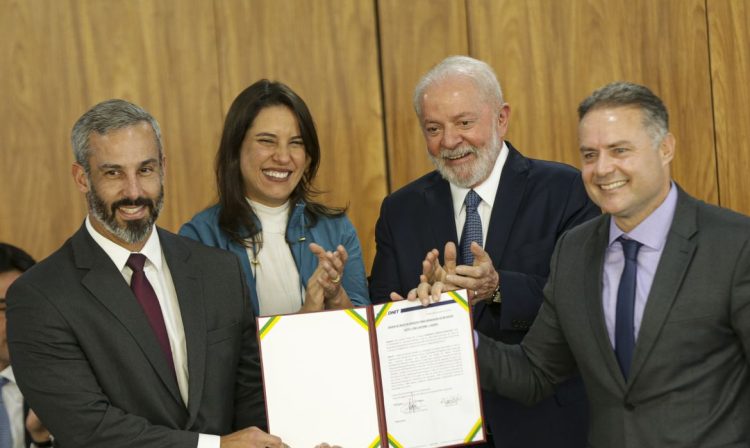 Brasília (DF), 08/11/2023 - O diretor-geral do DNIT, Fabrício Galvão, a governadora de Pernambuco, Raquel Lyra, o presidente Luiz Inácio Lula da Silva, e o ministro dos Transportes, Renan Filho, participam de solenidade de assinatura da ordem de serviço para duplicação da BR-423, no trecho de 43,1 quilômetros entre as cidades pernambucanas de São Caetano e Lajedo. Foto: Marcelo Camargo/Agência Brasil