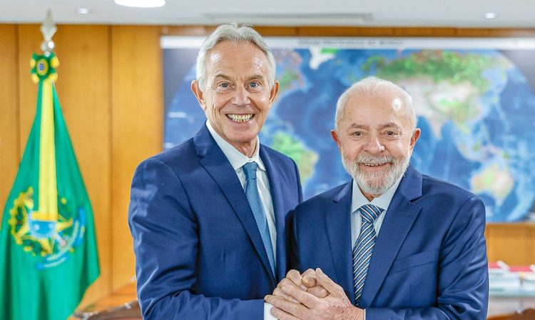 Lula e Tony Blair, ex-primeiro-ministro do Reino Unido, reúnem-se no Palácio do Planalto