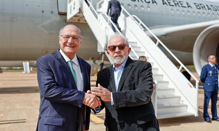 Brasília (DF), 27.11.2023 - Presidente Lula tranfere o cargo ao vice Geraldo Alckmin, ao embarcar para Riade, Arábia Saudita, de onde segue para Doha, onde participa da COP 28. Foto: Ricardo Stuckert/PR