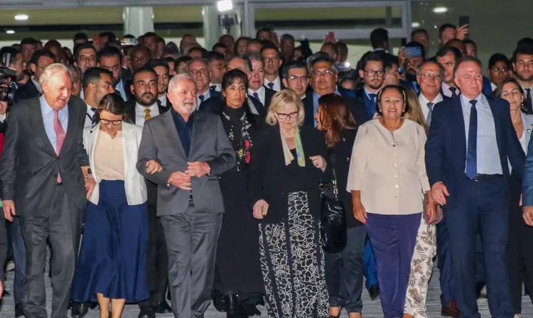 Brasília (DF) 08/01/2024 – Foto feita em 09/01/2023 - O presidente Luiz Inácio Lula da Silva, governadores e autoridades,  cruzam a Praça dos Três Poderes para visitar as instalações da sede do Supremo Tribunal Federal (STF) um dia após os atos terroristas que depredaram a sede do tribunal, o Congresso e o Palácio do Planalto. 
Foto: Fabio Rodrigues-Pozzebom/Agência Brasil