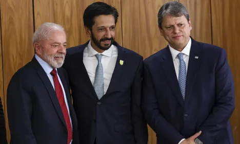 Brasília (DF), 29/11/2024 - O presidente Luiz Inácio Lula da Silva, o prefeito de São Paulo, Ricardo Nunes, e o governador de São Paulo, Tarcísio de Freitas, durante cerimônia para assinatura de contratos de financiamento do BNDES para infraestrutura e mobilidade urbana de São Paulo. Foto: Marcelo Camargo/Agência Brasil