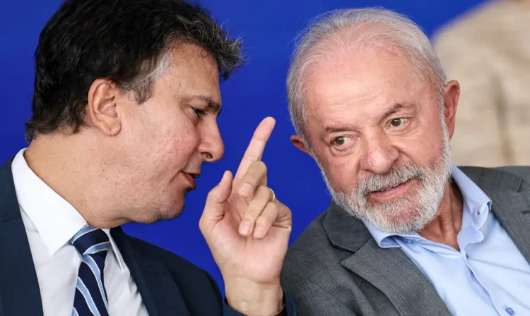 Brasília (DF), 10/12/2025 - O ministro da Educação, Camilo Santana, e o presidente da República, Luiz Inácio Lula da Silva, participam de cerimônia de anúncios dos projetos habilitados do Fundo de Investimento em Infraestrutura Social (FIIS) e dos anúncios de seleção do Novo PAC 2025, nas modalidades de abastecimento de água urbano e rural e de esgotamento sanitário urbano. Foto: Marcelo Camargo/Agência Brasil