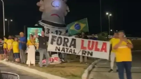 Grupo protesta contra o vinda do presidente Lula na descida da Ponte Newton Navarro / Foto: Reprodução