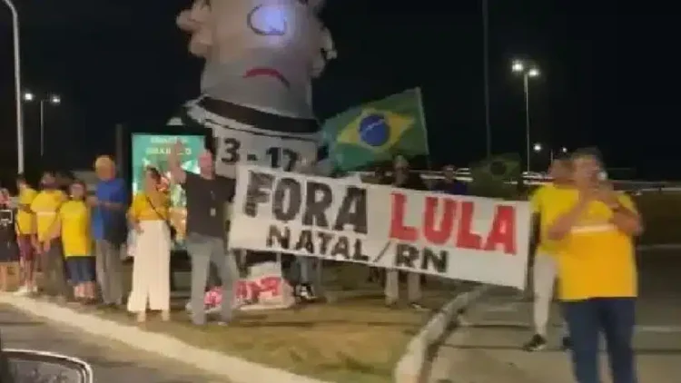 Grupo protesta contra o vinda do presidente Lula na descida da Ponte Newton Navarro / Foto: Reprodução