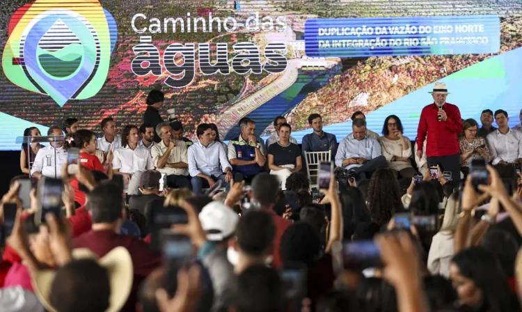 Salgueiro (PE), 28/05/2025 - O presidente da República, Luiz Inácio Lula da Silva, participa da cerimônia de assinatura da ordem de serviço, no valor de R$ 491,3 milhões, para duplicar a capacidade de bombeamento de água em todo o Eixo Norte do PISF, nas estações de bombeamento intermunicipais EBI1, em Cabrobó (PE), EBI2 em Terra Nova (PE) e EBI3 em Salgueiro (PE). Foto: Marcelo Camargo/Agência Brasil