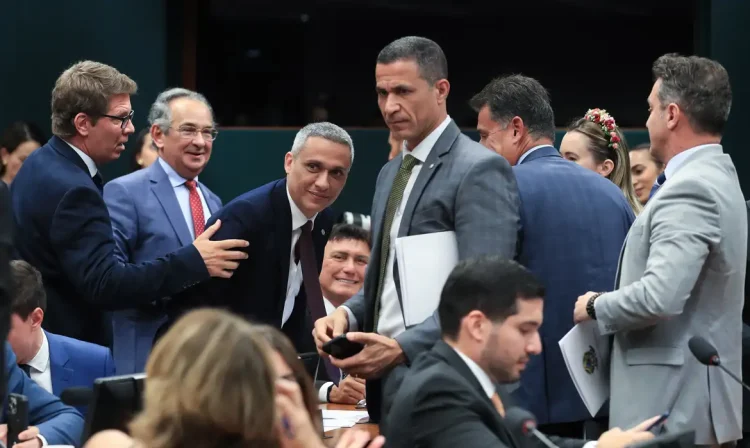Brasília - 08/10/2025 -  Reunião da Comissão de Constituição e Justiça (CCJ) da Câmara votou e aprovou a proposta de sustação de andamento de ação penal (SAP 2/2025) contra o deputado federal Gustavo Gayer (PL-GO). .Foto: Lula Marques/Agência Brasil.