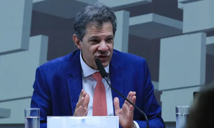 Brasília - 14/10/2025 -O ministro da Fazenda, Fernando Haddad, participa de audiência pública na Comissão de Assuntos Econômicos (CAE) do Senado. Em debate, o projeto de lei (PL 1.087/2025) do governo que isenta do Imposto de Renda quem ganha até R$ 5 mil. Foto: Lula Marques/ Agência Brasil.