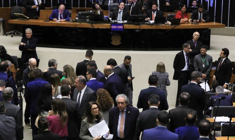 Brasília - 21/10/2025 -Câmara aprova urgência para projeto que impede cobrança por bagagem de mão em voos. Foto: Lula Marques/ Agência Brasil.
