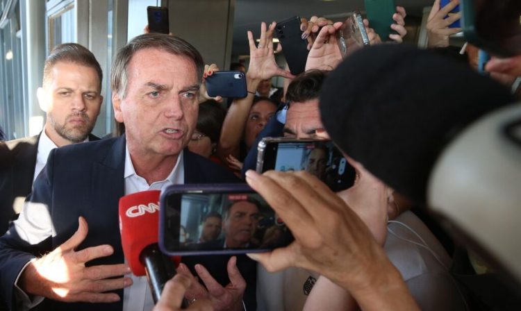 Brasília (DF) 18/05/2023 Ex-presidente, Jair Bolsonaro, na saída do Senado federal após visitar seu filho e senador, Flávio Bolsonaro. Foto Lula Marques/ Agência Brasil.