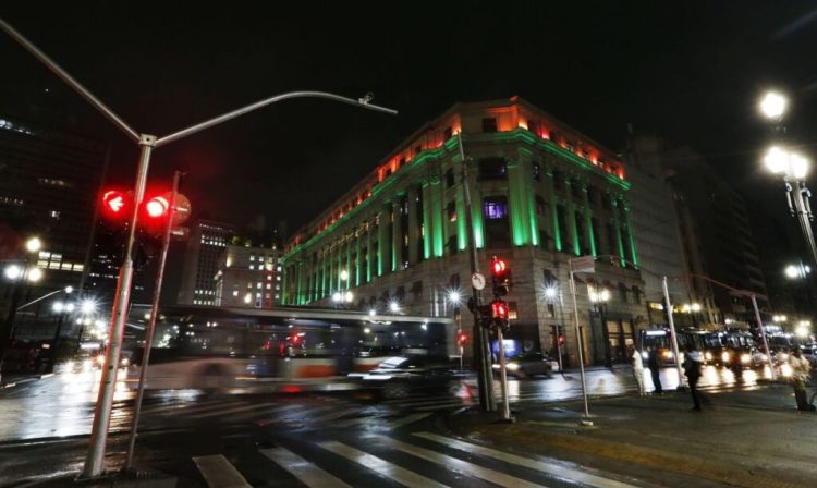 São Paulo (SP) 21/02/2024 - Prédios públicos na capital serão iluminados com as cores da bandeira da Itália hoje, marca dos 150 anos do início da imigração italiana no Brasil. Shopping Light. Foto: Paulo Pinto/Agência Brasil