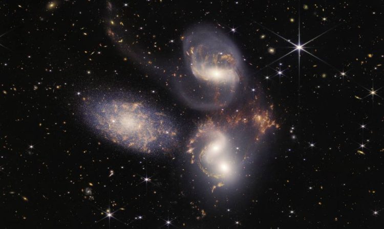 Stephan's Quintet, um agrupamento visual de cinco galáxias