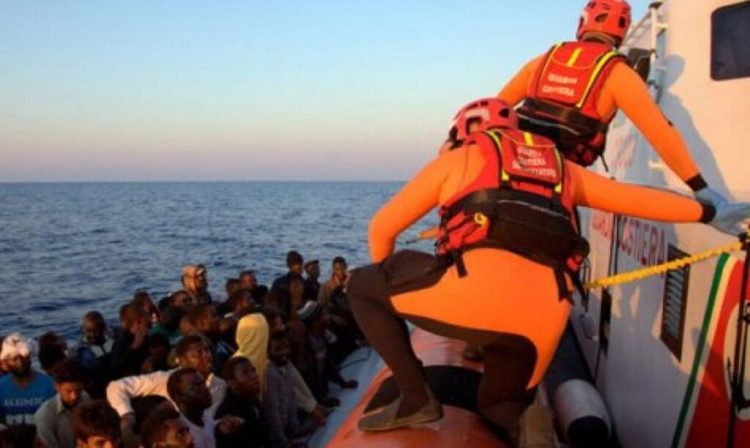 Migrantes resgatados no Mediterrâneo pela Guarda Costeira da Itália