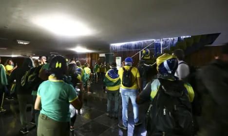 Manifestantes invadem Congresso, STF e Palácio do Planalto.