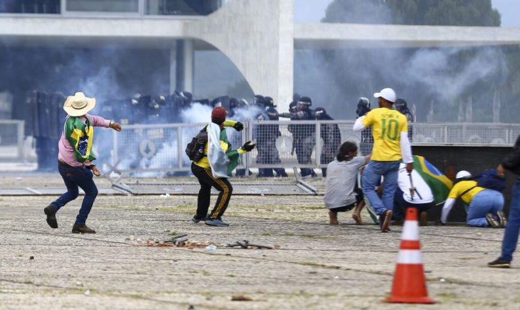 Manifestantes invadem Congresso, STF e Palácio do Planalto.