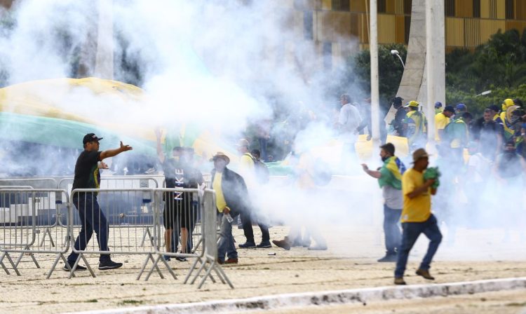 Manifestantes invadem Congresso, STF e Palácio do Planalto.