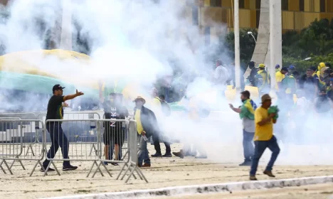 Manifestantes invadem Congresso, STF e Palácio do Planalto.
