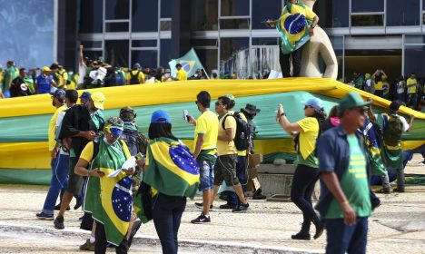 Manifestantes invadem Congresso, STF e Palácio do Planalto.