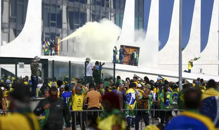 Manifestantes invadem Congresso, STF e Palácio do Planalto.