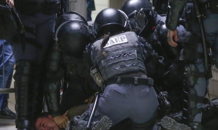 São Paulo (SP), 18/01/2023 - Manifestação no centro da cidade contra o aumento das tarifas do metrô,passe livre, CPTM e EMTU e contra as privatizações do governo Tarcísio. Policiais no Metro Republicas detém um cidadão. Foto: Paulo Pinto/Agencia Brasil