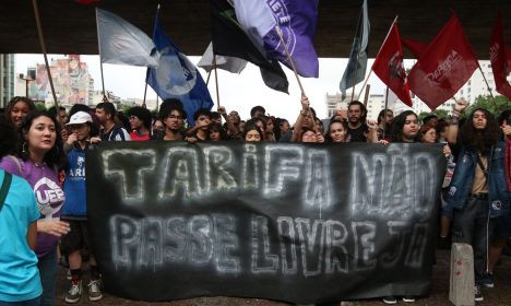 São Paulo (SP), 04/01/2024 - Protesto dos estudantes contra o aumento da tarifa do transporte por trilhos em frente ao Museu de Arte de São Paulo Assis Chateaubriand - MASP, na Avenida Paulista. Foto: Rovena Rosa/Agência Brasil