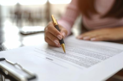 Imagem mostra mulher assinando documento que seria a recomendação destinada à Prefeitura e ao CMDA de Serra Negra do Norte