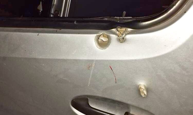 Marcas de tiros na parte externa da porta do lado do motorista