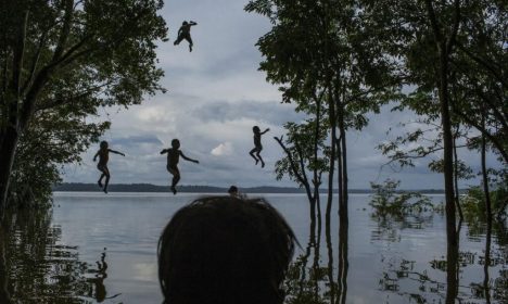 Foto do brasileiro Mauricio Lima, 2º lugar na categoria Vida Cotidiana do World Press Photo 2016. Imagem retrata grupo de crianças da tribo Munduruku brincando no Rio Tapajós, no Pará