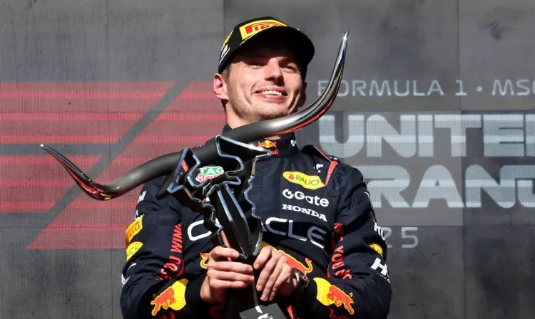 Max Verstappen segura troféu após vencer o Grande Prêmio dos Estados Unidos de Fórmula 1
19/10/2025 REUTERS/Jakub Porzycki