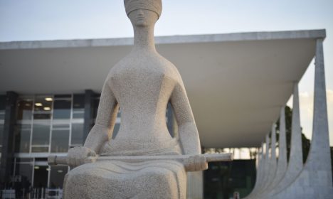 Fachada do Supremo Tribunal Federal (STF) com estátua A Justiça, de Alfredo Ceschiatti, em primeiro plano.