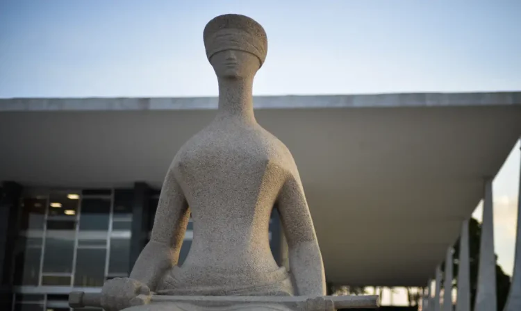 Fachada do Supremo Tribunal Federal (STF) com estátua A Justiça, de Alfredo Ceschiatti, em primeiro plano.