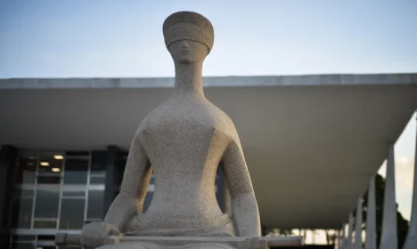 Fachada do Supremo Tribunal Federal (STF) com estátua A Justiça, de Alfredo Ceschiatti, em primeiro plano.