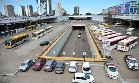 O impacto da greve dos caminhoneiros agora chega ao transporte coletivo do DF, as empresas de ônibus têm estoque de combustível suficiente para, no máximo, domingo