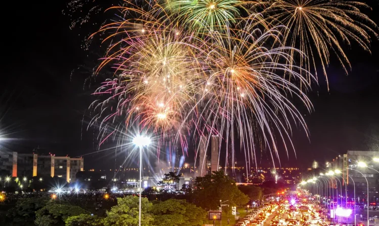 Fogos de artifício na Esplanada dos Ministérios em Brasília