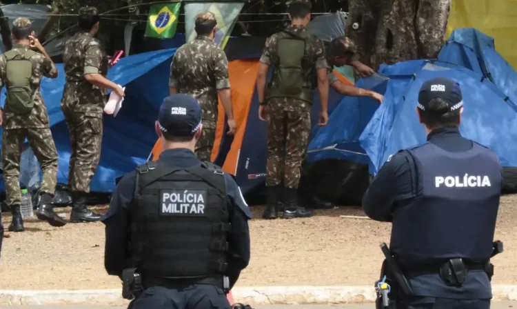Polícia e Exército se concentram na frente do QG do Exército para desmobilização de acampamento de bolsonaristas