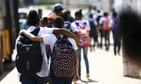 Alunos saindo de escola na Estrutural, no Distrito Federal