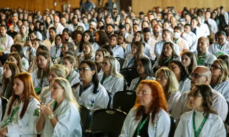 Brasília (DF), 17/03/2025 - Novos médicos durante anuncio do ministro da Saúde, Alexandre Padilha (Fora de quadro), sobre a expansão do programa mais médicos com a oferta de novas vagas no primeiro edital de 2025.
Foto: Marcelo Camargo/Agência Brasil