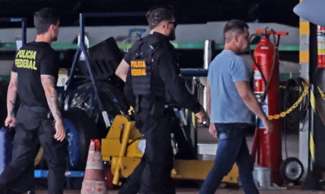 Brasília (DF), 27/12/2025 - O ex-diretor da Polícia Rodoviária Federal Silvinei Vasques desembarca no hangar da Polícia Federal. Silvinei foi tansferido na manhã deste sábado (27) de Foz do Iguaçu, no Paraná, após sua prisão no Paraguai. Foto: Marcelo Camargo/Agência Brasil
